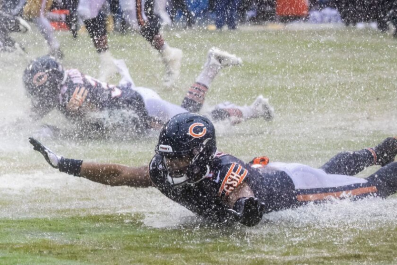   Rozgrywający Chicago Bears Justin Fields #1 świętuje po tym, jak Bears pokonało San Francisco 49ers, 19 - 10, na Soldier Field, niedziela, 11 września.
