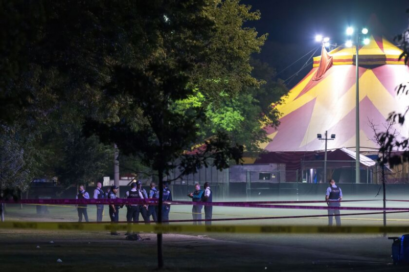   Policja z Chicago prowadzi śledztwo w pobliżu boiska baseballowego w Washington Park, gdzie w masowej strzelaninie zginęło dwóch mężczyzn, a siedmiu innych zostało rannych we wtorek, 13 września.