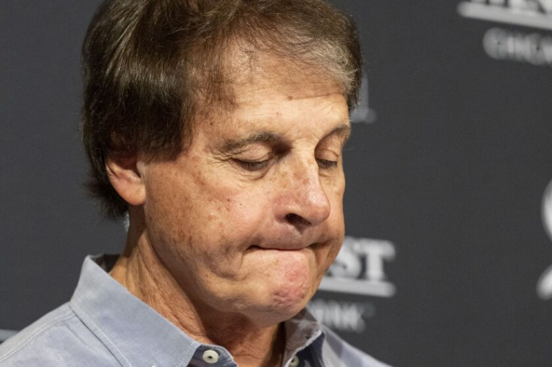   Tony La Russa mengumumkan dia akan meletakkan jawatan sebagai pengurus White Sox semasa sidang akhbar di Padang Kadar Terjamin, Isnin, 3 Okt.