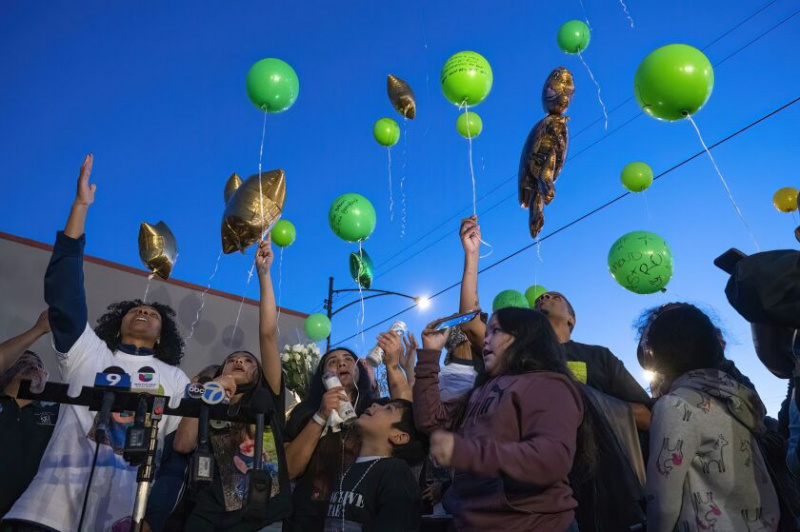   Ahli keluarga dan rakan Mateo Zastro yang berusia 3 tahun melepaskan belon semasa solat berjaga-jaga untuk budak lelaki itu, berhampiran West 69th Street dan South Pulaski Road di Southwest Side, Isnin, 3 Okt. Mateo maut ditembak petang Jumaat dalam apa yang polis katakan adalah serangan kemarahan jalan raya.