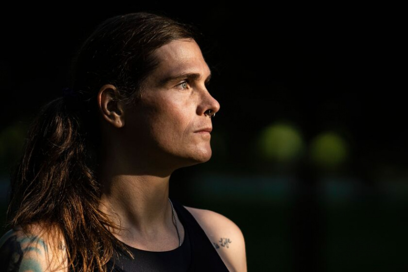   Jessica Gorden-Song, pengasas TransRun, berjoging di Warren Park di North Side, petang Selasa, 4 Okt. Dia memutuskan untuk tidak berlari dalam Marathon Chicago Bank of America tahun ini kerana dia berasa tidak selesa berlari dalam kategori lelaki atau perempuan.