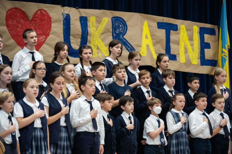   Pelajar Sekolah Katedral St. Nicholas, yang kebanyakannya berasal dari Ukraine, menyanyikan The Star-Spangled Banner sebelum menyanyikan lagu kebangsaan Ukraine semasa lawatan Wakil A.S. Mike Quigley ke sekolah kejiranan Kampung Ukraine, Khamis, 6 Okt. Quigley, yang pengerusi bersama Kaukus Ukraine Kongres, melawat sekolah untuk menyampaikan ucapan dan menjawab soalan daripada pelajar dan ibu bapa.
