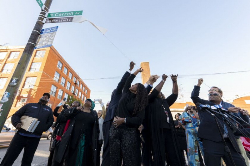   Kesatuan Guru Chicago dan pegawai yang dipilih mengalihkan penutup papan tanda pada 30 September untuk mendedahkan papan tanda jalan Karen Lewis CTU Way kehormat yang baharu di hadapan ibu pejabat kesatuan itu di West Carroll Avenue.