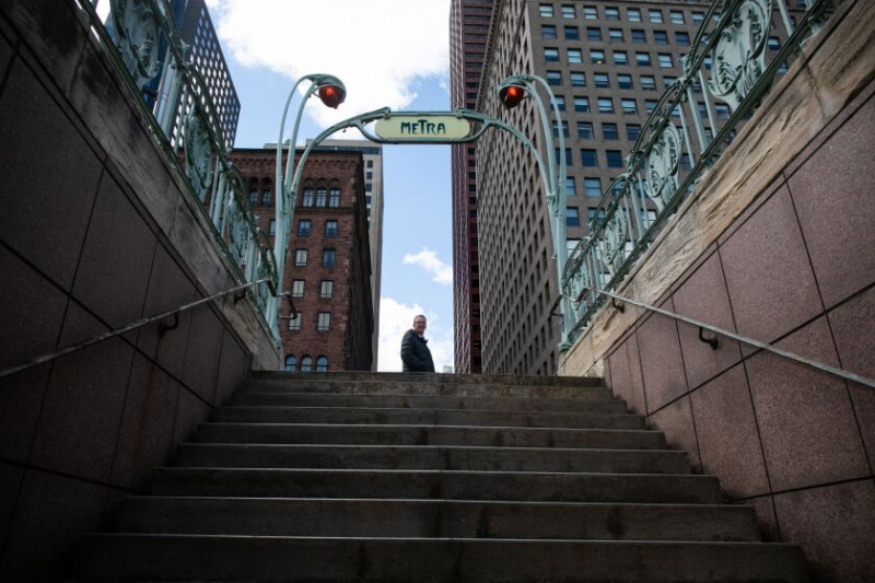   Seorang pejalan kaki melalui stesen Metra, juga dikenali sebagai Laluan Metro Paris Chicago, di Taman Grant berhampiran Jalan Van Buren dan East Congress Plaza Drive di Gelung, Rabu, 28 Sept.