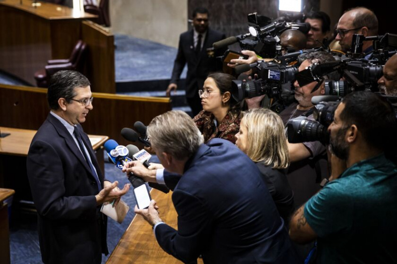   Ald. Scott Waguespack (ke-32) bercakap kepada pemberita Isnin selepas Datuk Bandar Lori Lightfoot menyampaikan Ucapan Belanjawan 2023 semasa mesyuarat Majlis Bandaraya Chicago di Dewan Bandaraya, Isnin, 3 Okt.