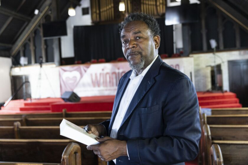   Pendeta Ira Acree, paderi Gereja Greater St. John Bible, 1256 N. Waller Ave., di Austin. Dia merancang untuk bercakap lebih lanjut tentang kepentingan kesihatan mental sebagai sebahagian daripada perkhidmatan biasa gereja. Buku yang dipegangnya — “The Spiritual Man,” oleh Watchman Nee — adalah salah satu panggilan Acree yang memainkan peranan penting dalam pengajarannya tentang kesihatan mental.