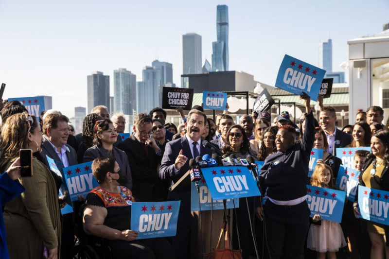   Geflankeerd door aanhangers kondigt de Amerikaanse vertegenwoordiger Jesus 'Chuy' Garcia (D-Ill.) zijn kandidatuur voor burgemeester van Chicago aan tijdens een persconferentie op Navy Pier, donderdag 10 november.