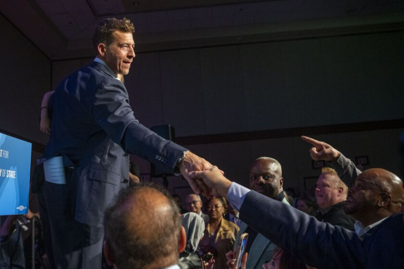   Alexi Giannoulias geeft supporters de hand na het houden van zijn overwinningstoespraak voor de staatssecretaris van Illinois tijdens zijn verkiezingsavondfeest in de Sheraton Grand Chicago Riverwalk, dinsdagavond 8 november.