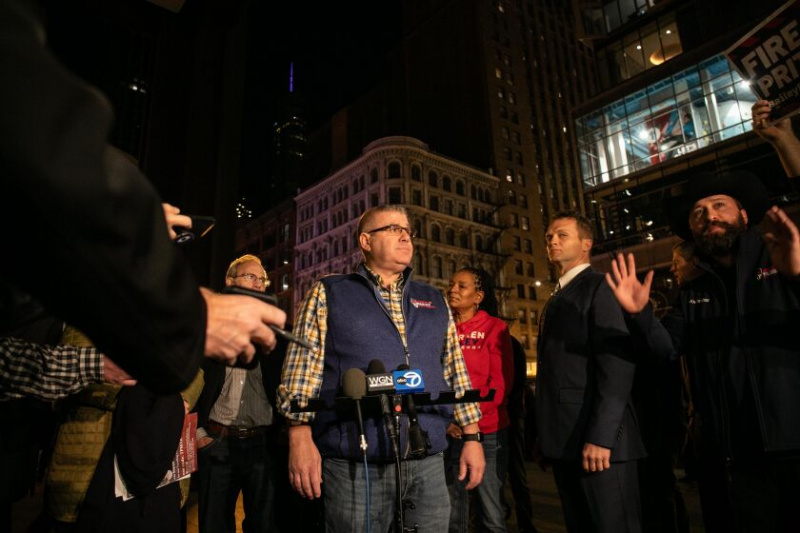   De Republikeinse gubernatoriale kandidaat Darren Bailey beantwoordt vragen van de media tijdens een GOP-bijeenkomst op Daley Plaza in the Loop, zondag 6 november, twee dagen voor de tussentijdse verkiezingen.