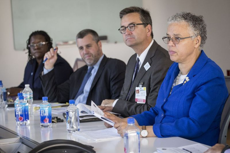 Poté generální ředitel Cook County Health John Jay Shannon, druhý zprava, s prezidentem County Board Toni Preckwinkle, vpravo, a dalšími představiteli okresu v roce 2015.