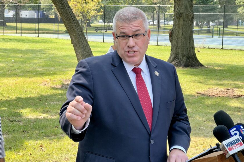   O candidato a governador republicano Darren Bailey fala quarta-feira em Washington Park.