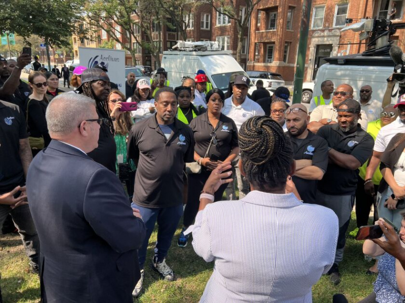   O candidato a governador republicano Darren Bailey e a companheira de chapa Stephanie Trussell falam com moradores e ativistas de Washington Park na quarta-feira.