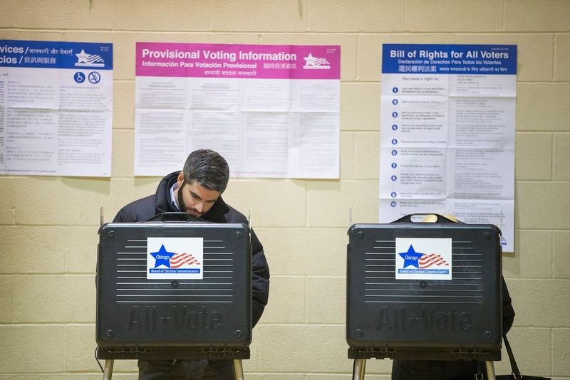 Beboere afgav deres stemmer ved et valgsted i Chicago i 2015. Arkivfoto.