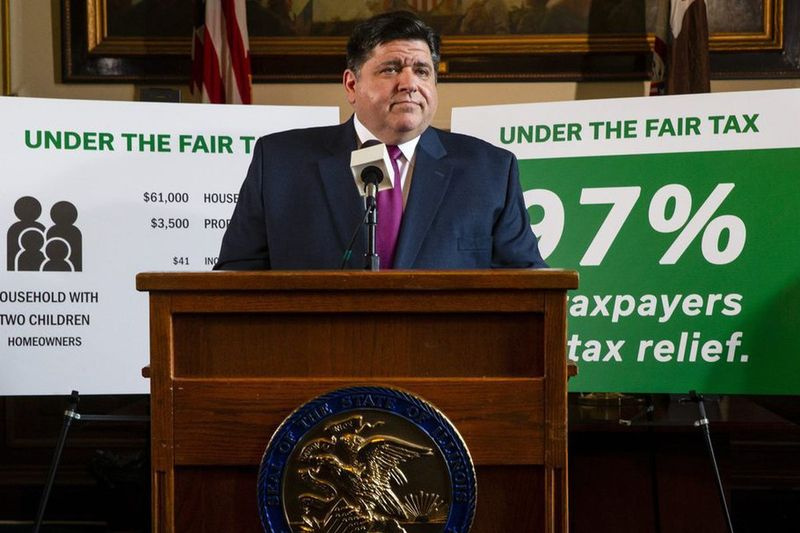 Guvernør J.B. Pritzker afslører sin graduerede indkomstskatteplan under en pressekonference i 2019.