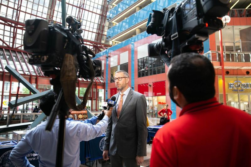Illinois State Treasurer Michael Frerichs taler med journalister på Thompson Center sidste år.