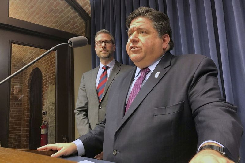 Guvernør J.B. Pritzker taler på en pressekonference i State Capitol sidste år, mens statskasserer Michael Frerichs ser på.