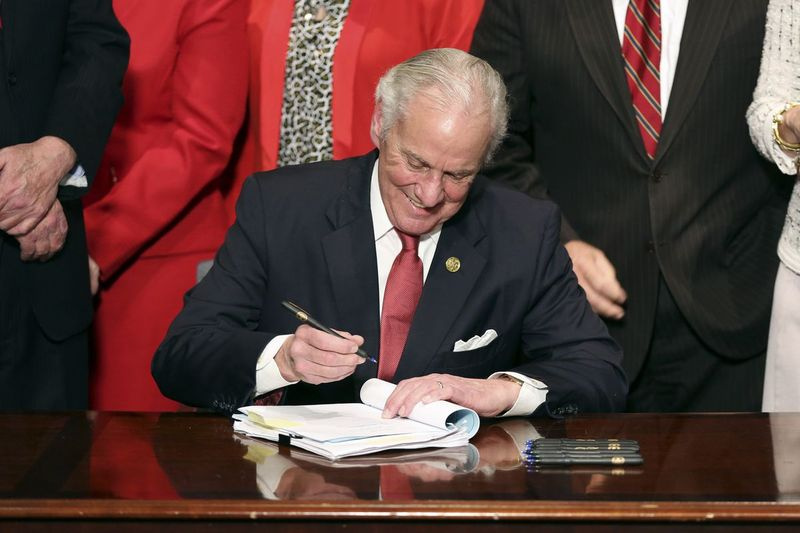 Guverner Južne Karoline Henry McMaster je 18. februarja podpisal zakon o prepovedi skoraj vseh splavov v tej državi. Planned Parenthood je vložil zvezno tožbo, da bi ustavil začetek veljavnosti zakona o fetalnem srčnem utripu in zaščiti pred splavom v Južni Karolini.