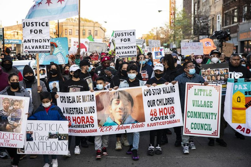 Protestatarii mărșăluiesc prin cartierul Logan Square în timpul unui miting de săptămâna trecută pentru a protesta împotriva uciderii lui Adam Toledo, în vârstă de 13 ani, de către un ofițer de poliție din Chicago, pe 29 martie.