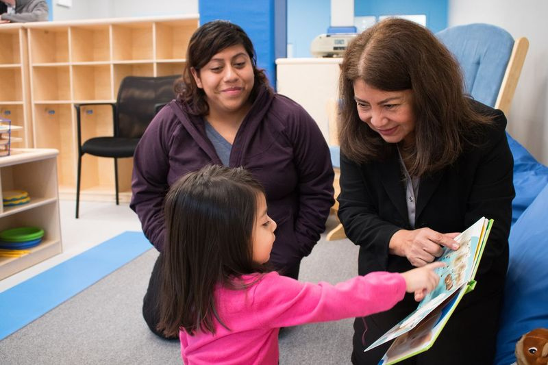 Maricela García îi citește fiicei Yennya Segura la Gads Hill Center în octombrie 2019. Organizația ei lucrează pentru a educa oamenii despre recensământul din 2020.