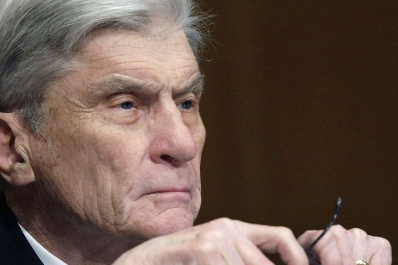 Na tej fotografiji iz datoteke z dne 8. aprila 2008 takratni član senatnega odbora za oborožene sile senator John Warner, R-Va., posluša pričevanje na Capitol Hillu v Washingtonu.