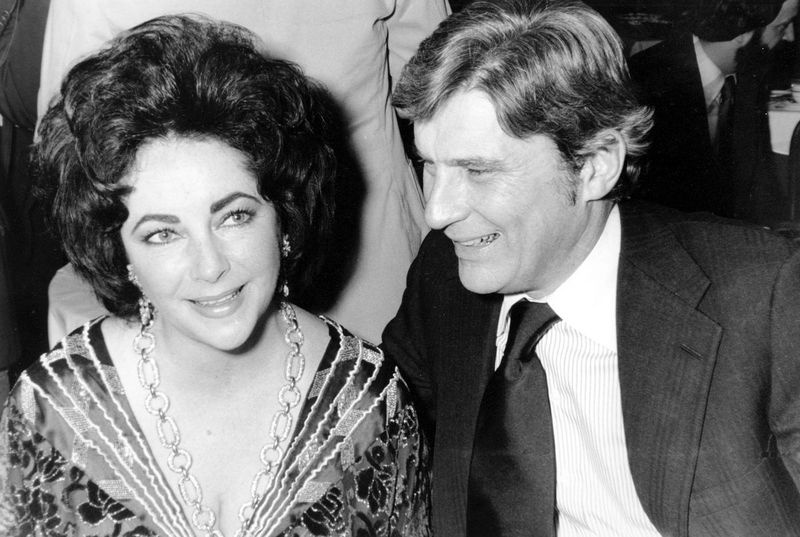 Na tej fotografiji z dne 30. januarja 1977 se igralka Elizabeth Taylor in njen mož, nekdanji sekretar ameriške mornarice John Warner, udeležujeta 42. večerje New York Film Critics Circle Awards v New Yorku.