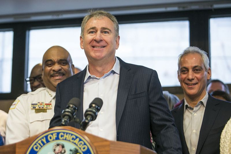 Le milliardaire de Chicago Ken Griffin est montré en avril 2018 en train de discuter de son don de 10 millions de dollars pour réduire la violence armée dans la ville.