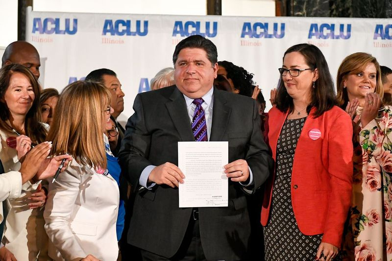 O governador J.B. Pritzker assina a Lei de Saúde Reprodutiva durante uma cerimônia no Centro Cultural de Chicago, na manhã de quarta-feira, 12 de junho de 2019.