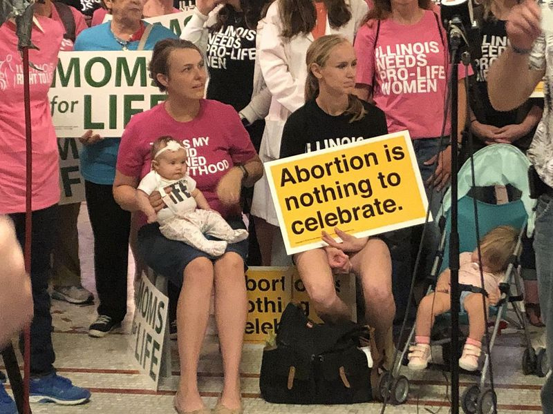 Manifestantes anti-aborto no Centro Cultural de Chicago