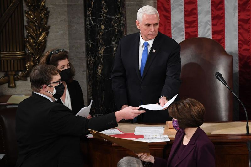 Asepresident Mike Pence juhatab kolmapäeval kongressi ühisistungit, mis peeti selleks, et ratifitseerida presidendiks valitud Joe Bideni valimiskolleegiumi 306:232 võit president Donald Trumpi üle. Rühm vabariiklastest senaatoreid teatas, et lükkavad mitme osariigi valimiskogu hääled tagasi, kui Kongress ei määra valimistulemuste auditeerimiseks komisjoni.
