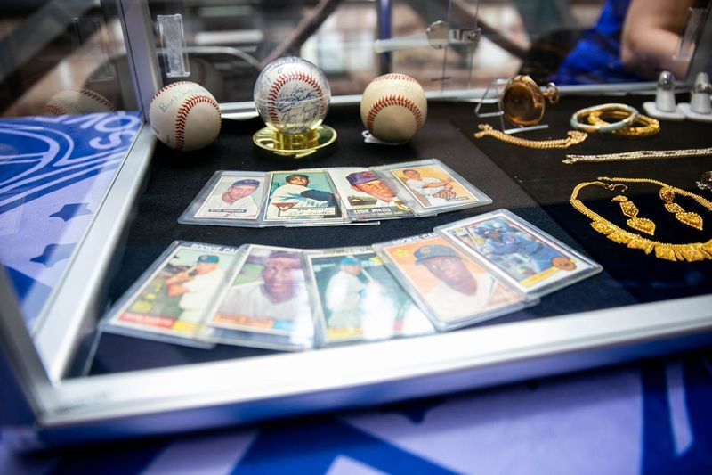 Pamiątki baseballowe, w tym piłka podpisana przez Cubs 1984, są wyświetlane podczas podglądu aukcji w Thompson Center 5 sierpnia 2019 r.
