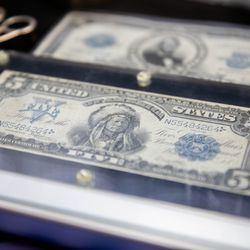 Srebrny certyfikat 1899 $ 5 jest wyświetlany podczas poniedziałkowej przedpremierowej aukcji w Thompson Center.