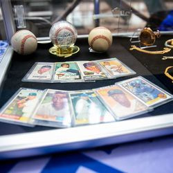 Pamiątki baseballowe, w tym piłka podpisana przez Cubs z 1984 roku, są wyświetlane w poniedziałek podczas podglądu aukcji w Thompson Center.