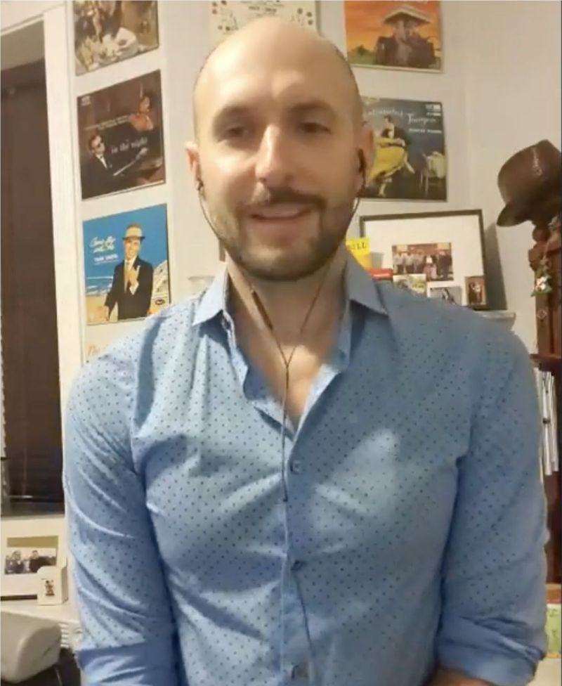 Justin Koziatek habla sobre sus credenciales para el nombramiento para suceder a la senadora estatal saliente Heather Steans durante una reunión telefónica de Zoom con un capítulo local de Indivisible.
