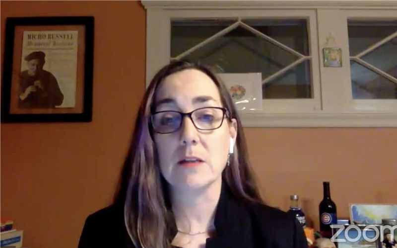 La representante estatal Kelly Cassidy presenta sus credenciales para ser nombrada para el puesto en el Senado estatal de la senadora estatal Heather Steans durante una reunión de Zoom con un capítulo local de Indivisible.