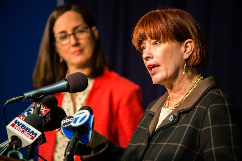 La senadora estatal Heather Steans, demócrata de Chicago, a la derecha; con la representante estatal Kelly Cassidy, demócrata de Chicago, en una conferencia de prensa en 2017.