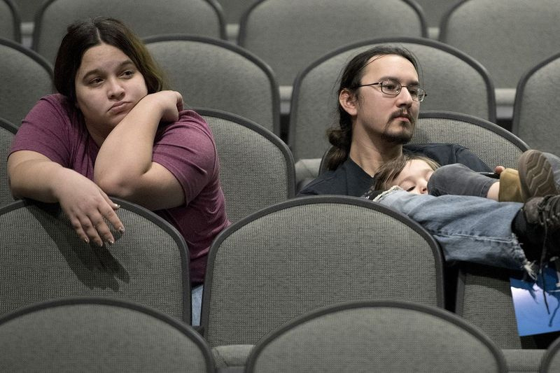 Jeff Lopez håller sin son, Tristan, 4, när de och Jeffs fru, Jessika, sitter i ett område för Bernie Sanders supporter