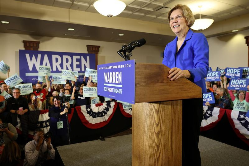 Den demokratiska presidentkandidaten sen. Elizabeth Warren (D-MA) tilltalar sina anhängare under sin nattvaktsfest.