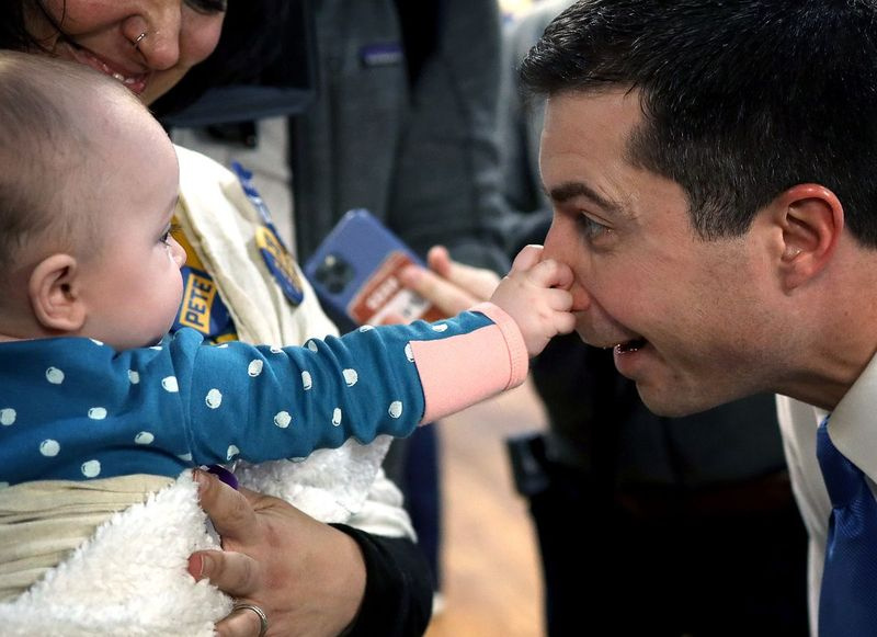 Sju månader gamla Emerson Buckman tar tag i näsan på den demokratiska presidentkandidaten före detta South Bend, Indianas borgmästare Pete Buttigieg i West Des Moines, Iowa.