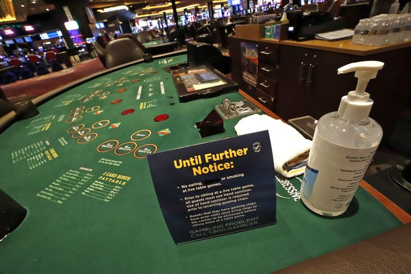 Dezinfekce rukou a kartička s vysvětlením, že u herních stolů se nebude kouřit ani jíst, čekají v pondělí na návrat hráčů do Rivers Casino v Pittsburghu.