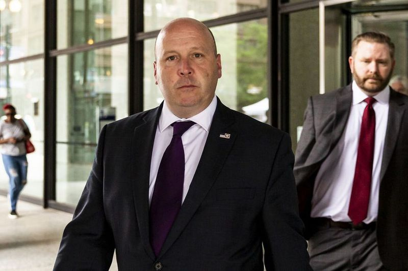 Staatssecretaris Thomas E. Cullerton loopt in augustus het federale gerechtsgebouw van Dirksen uit.