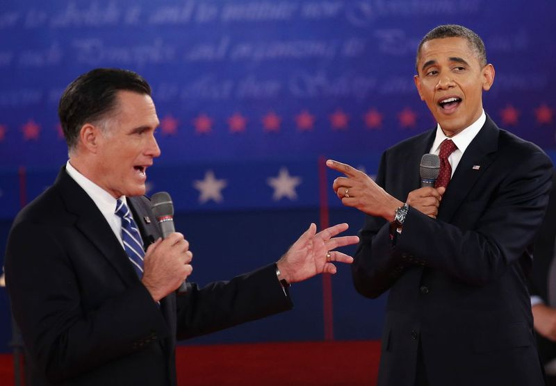 Republikánský kandidát na prezidenta Mitt Romney (vlevo) a prezident USA Barack Obama v roce 2012. Soubor Foto.