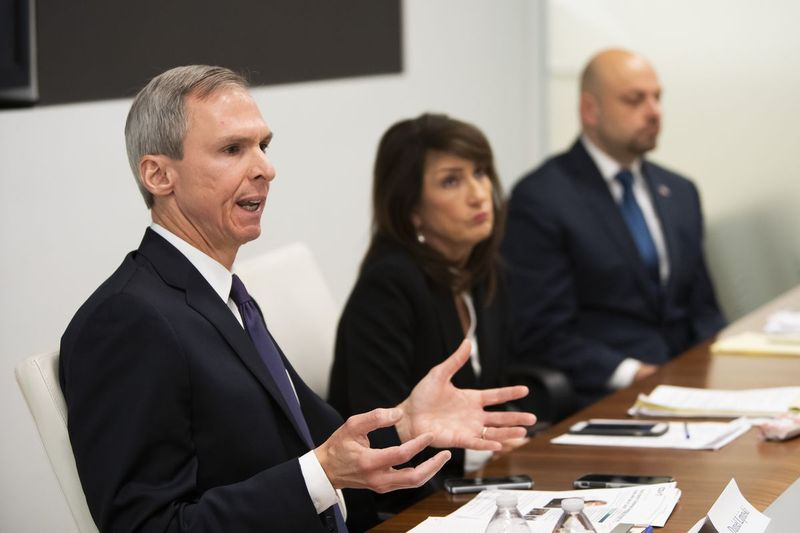 Poslanec Dan Lipinski zleva doprava a vyzývatelé demokratických primárek Marie Newmanová a Rush Darwish se v lednu setkají s redakční radou Sun-Times. Soubor Foto.