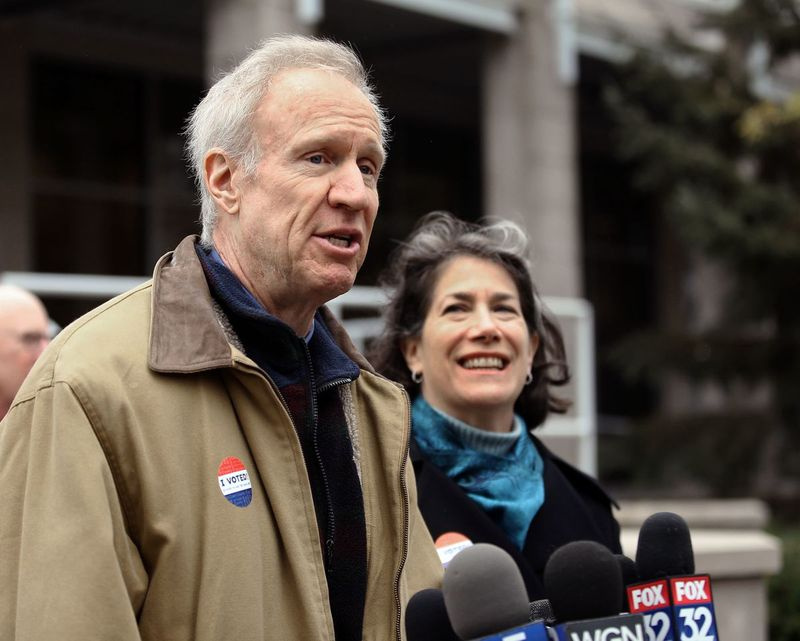 Guvernér Bruce Rauner hovoří s novináři poté, co v roce 2018 hlasoval ve farním centru Božího milosrdenství ve Winnetce jako jeho manželka Diana.
