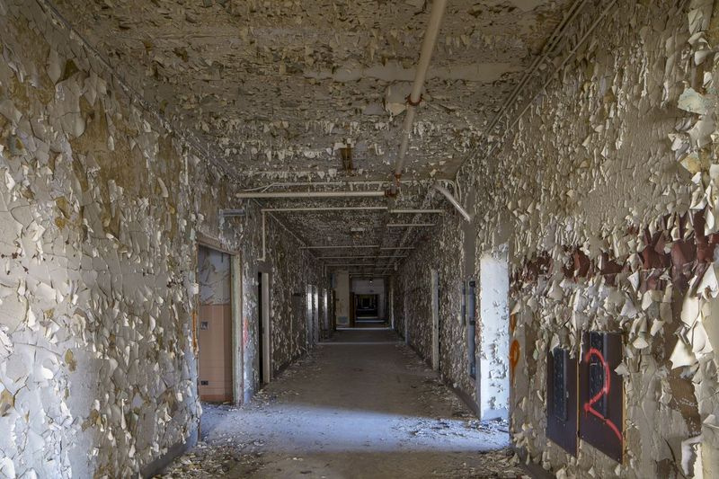 Chodba staré nemocnice Cook County Hospital před rekonstrukcí.