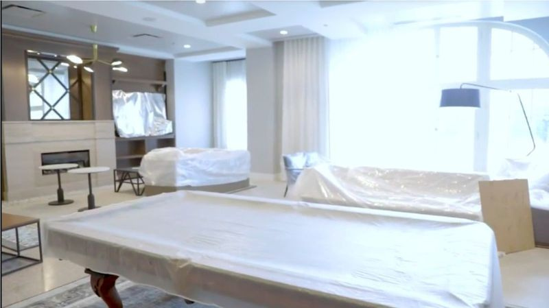 Salonek zrekonstruované nemocnice Cook County Hospital zobrazený během virtuální prohlídky budovy.