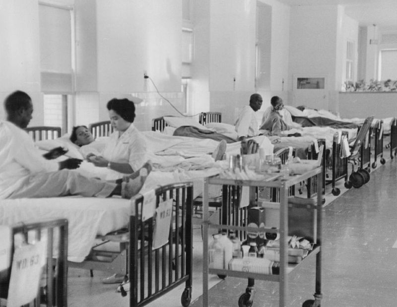 Zdravotní sestra se stará o pacienty v nemocnici Cook County Hospital v roce 1966.