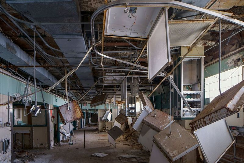 Bývalá vyšetřovací oblast staré nemocnice Cook County Hospital před rekonstrukcí.