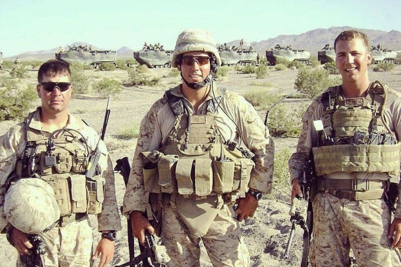 Maj. marină Thomas Schueman (dreapta), originar din Chicago, în Afganistan. În stânga este Lt. William Donnelly, un prieten al lui Schueman care a fost ucis în acțiune. Centrul este primul locotenent Cameron West.