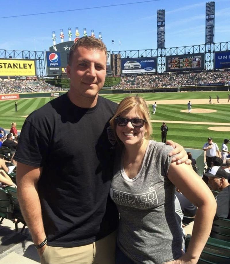 Major Thomas Schueman cu mama sa Grace Picard la Sox Park. Să facem ceea ce trebuie și să scoatem acest tip și copiii lui și soția lui de acolo, spune Picard despre curajosul interpret afgan Schueman a încercat să ajute să iasă din Afganistan și să se îndepărteze de talibani.