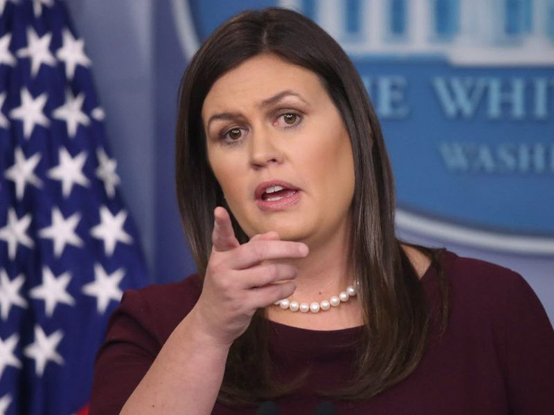 Vita husets pressekreterare Sarah Huckabee Sanders talar till media i Vita husets briefingrum den 14 augusti 2018 i Washington, DC.(Foto av Mark Wilson/Getty Images)